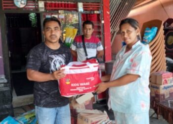 Naik Turun Rumah, Kapitalau Roosevelt H Derek Antar Bantuan Bagi Warga Terdampak Erupsi Gunung Ruang