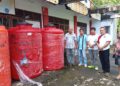 Pemerintah Kampung Birakiama Salurkan Bantuan Tong Air ke Sejumlah Rumah Ibadah, Ini Harapan Kapitalau Wolter Takakobi