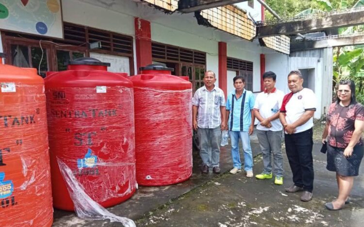 Pemerintah Kampung Birakiama Salurkan Bantuan Tong Air ke Sejumlah Rumah Ibadah, Ini Harapan Kapitalau Wolter Takakobi
