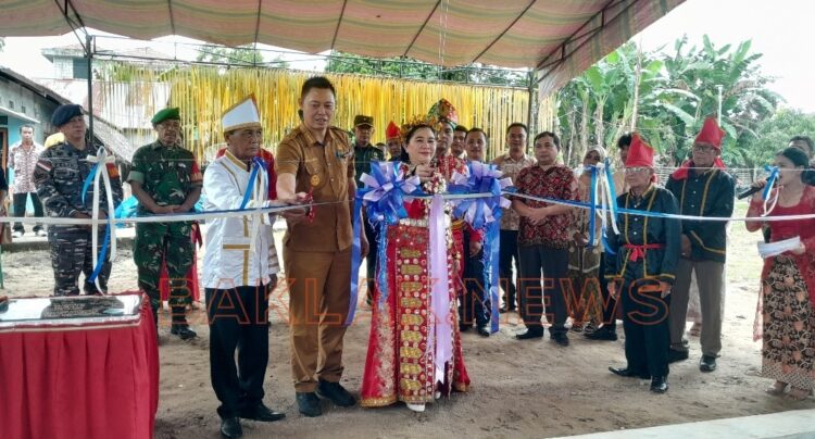 Hukum Tua Jeini G Morong Bikin Sejarah Baru di Desa Palaes, Begini Harapan Camat Maykel M Parengkuan