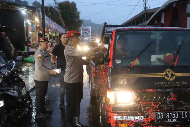 Dipimpin Kasat Reskrim IPTU Rofly Saribatian, Polres Sitaro Berbagi Takjil