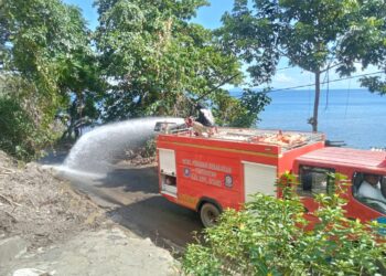 Dinas SatPol PP-Damkar Sitaro Kerahkan Mobil Pemadam untuk Siram Jalan di Bekas Lokasi Longsor