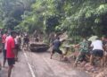 Dengan Alat Seadanya, Gotong Royong TNI dan Masyarakat Berhasil Buka Akses Jalan yang Putus Akibat Banjir Bandang