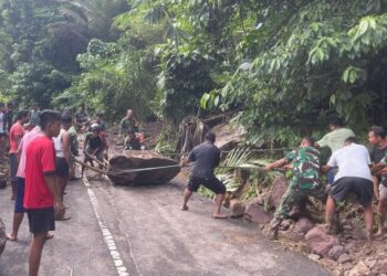 Dengan Alat Seadanya, Gotong Royong TNI dan Masyarakat Berhasil Buka Akses Jalan yang Putus Akibat Banjir Bandang