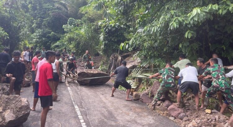 Dengan Alat Seadanya, Gotong Royong TNI dan Masyarakat Berhasil Buka Akses Jalan yang Putus Akibat Banjir Bandang