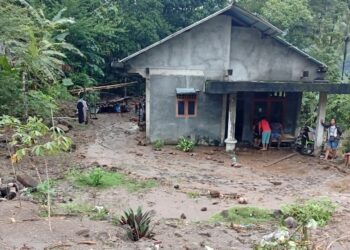 Sejumlah Rumah di Kampung Lumbo Diterjang Banjir Bandang, Puluhan Warga Dipaksa Mengungsi