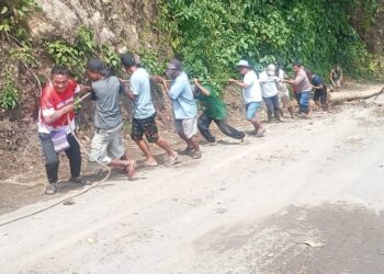 Para Kepala Desa di Tagulandang Selatan Bergilir Kerja Bakti Perbaiki Jembatan Darurat di Kampung Tulusan