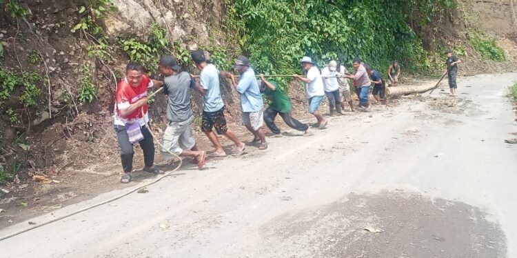 Para Kepala Desa di Tagulandang Selatan Bergilir Kerja Bakti Perbaiki Jembatan Darurat di Kampung Tulusan