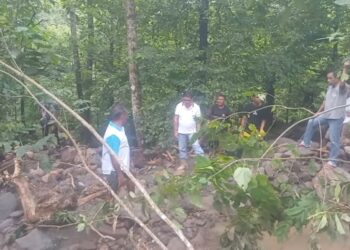 Wakil Bupati Sitaro Heronimus Makainas Tinjau Lokasi Bencana di Mulengen, Sebut Ada yang Rusak Berat