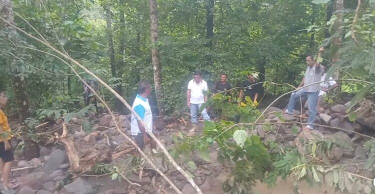 Wakil Bupati Sitaro Heronimus Makainas Tinjau Lokasi Bencana di Mulengen, Sebut Ada yang Rusak Berat