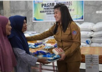 Bupati Chyntia I Kalangit Buka Kegiatan Pasar Murah di Ulu, Ini Harapannya