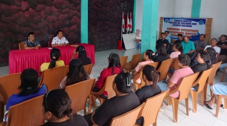 Kapitalau Botto Rolly Madiro Lakukan Evaluasi Rutin Kinerja Petugas Kampung