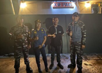 Komandan Posal Tagulandang Letnan Dua Laut (P) Deddy Indra Prastyo Sambut Kedatangan KRI Pari