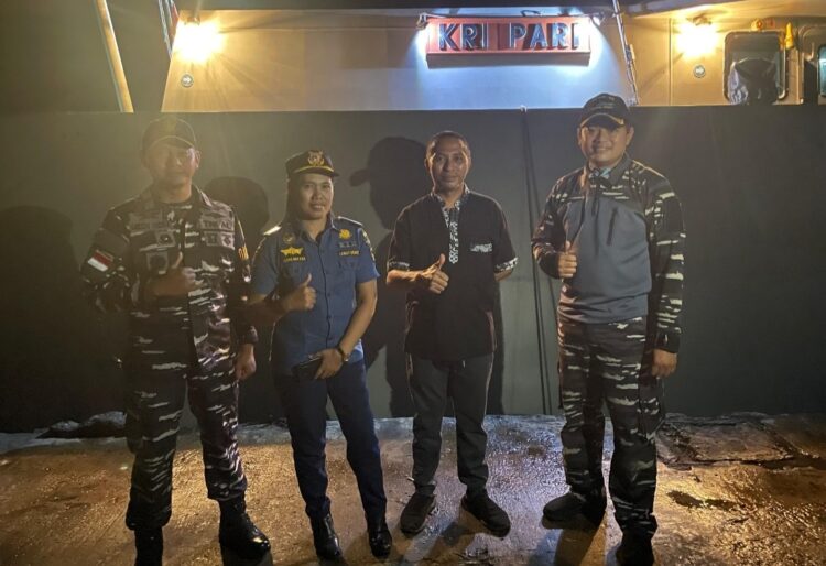 Komandan Posal Tagulandang Letnan Dua Laut (P) Deddy Indra Prastyo Sambut Kedatangan KRI Pari