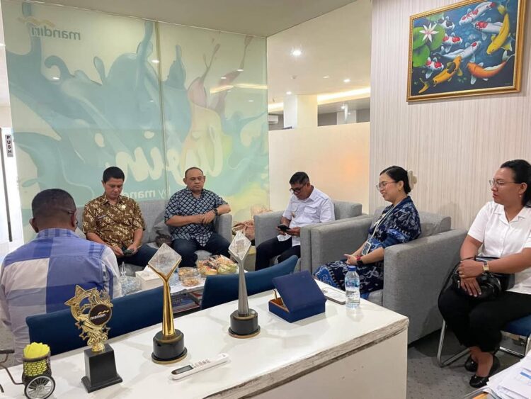 Wabup Heronimus Makainas Cek Progres Tahapan Penyaluran Bantuan Kepada Korban Bencana Erupsi Gunung Ruang