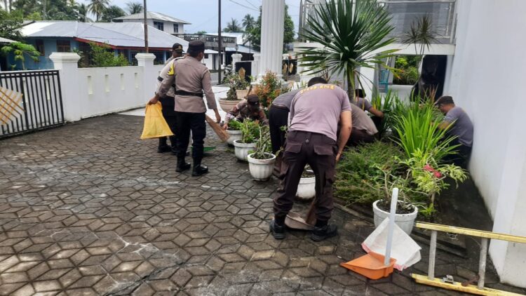 Sambut Hari Bhayangkara ke-79, Polsek Tagulandang Gelar Bakti Sosial Religi di Gereja GMIST Nazareth Bahoi