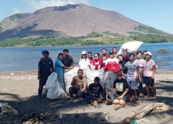 Peduli Lingkungan, Pemerintah Kampung Barangka Pehe Gelar Aksi Bersih Pantai di Lokasi Wisata