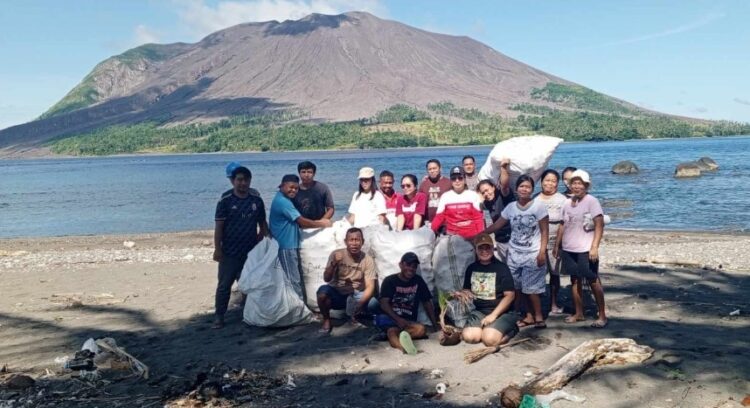 Peduli Lingkungan, Pemerintah Kampung Barangka Pehe Gelar Aksi Bersih Pantai di Lokasi Wisata