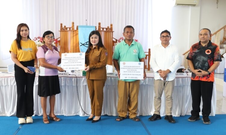 Bupati Sitaro Salurkan Bantuan Stimulan Perbaikan Rumah Rusak Pasca Erupsi Gunung Ruang