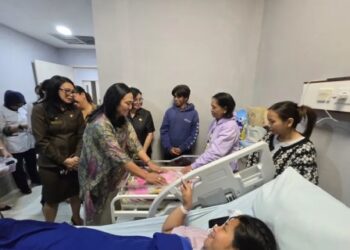 Ketua TP-PKK Sulut Jenguk Korban KM Barcelona di Rumah Sakit