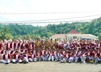 Bupati Iskandar Lepas Marching Band SMPN 1 Molibagu ke Festival Hulondalo