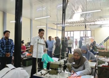 Disdikbud Bolsel Siapkan Seragam Sekolah Gratis, Bupati Cek Kualitas di Pabrik