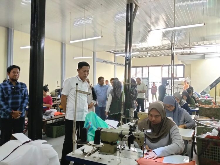 Disdikbud Bolsel Siapkan Seragam Sekolah Gratis, Bupati Cek Kualitas di Pabrik