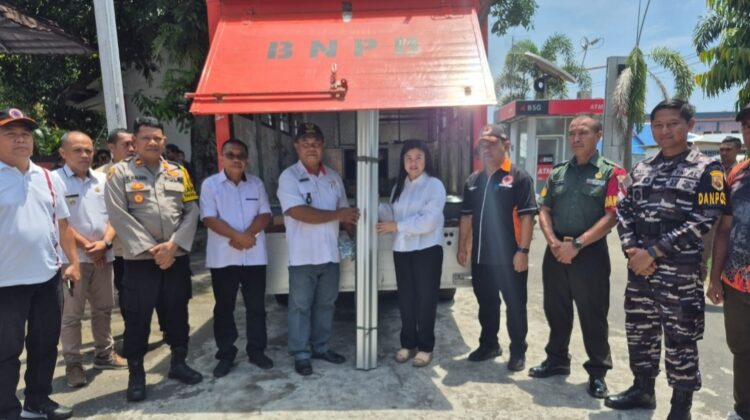 Bupati Chyntia Salurkan Bantuan 35 Ribu Lembar Seng Kepada Warga Terdampak Erupsi Gunung Ruang