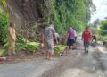 Dengan Alat Seadanya, Perangkat Kampung Mahangiang Bersama Warga Gotong Royong Buka Akses Jalan Utama yang Tertimbun Longsor