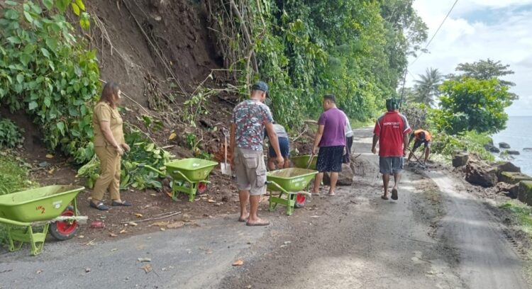 Dengan Alat Seadanya, Perangkat Kampung Mahangiang Bersama Warga Gotong Royong Buka Akses Jalan Utama yang Tertimbun Longsor