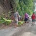 Dengan Alat Seadanya, Perangkat Kampung Mahangiang Bersama Warga Gotong Royong Buka Akses Jalan Utama yang Tertimbun Longsor