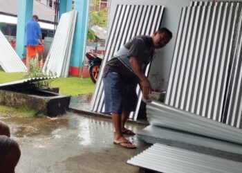 Kapitalau Haasi Rexon W Gumunggilung Pastikan Bantuan Seng Tepat Sasaran bagi Korban Erupsi Gunung Ruang