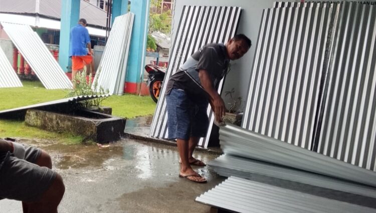 Kapitalau Haasi Rexon W Gumunggilung Pastikan Bantuan Seng Tepat Sasaran bagi Korban Erupsi Gunung Ruang