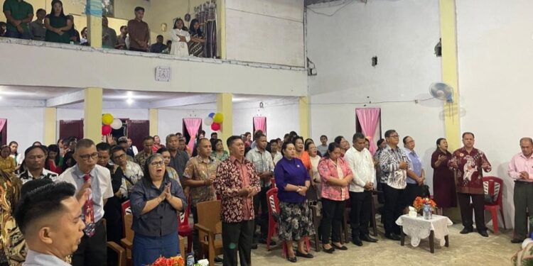Kapitalau Henra E Mangkey Hadiri Ibadah Perayaan Natal di GPdI Ichtus Lumbo