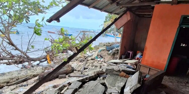 Gelombang Besar dan Angin Kencang Hantam Puluhan Rumah Warga di Desa Gangga Satu Likupang Barat, Bupati JG Langsung Instruksikan Salurkan Bantuan