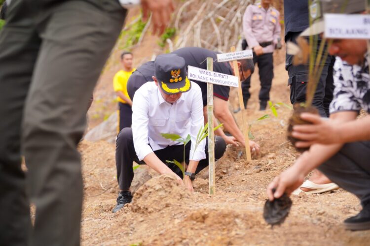 Bupati Bolsel Ikut Aksi Rehabilitasi Lahan Bekas Tambang di Bolmong